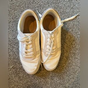 Universal Thread woman’s size 8 athletic shoes